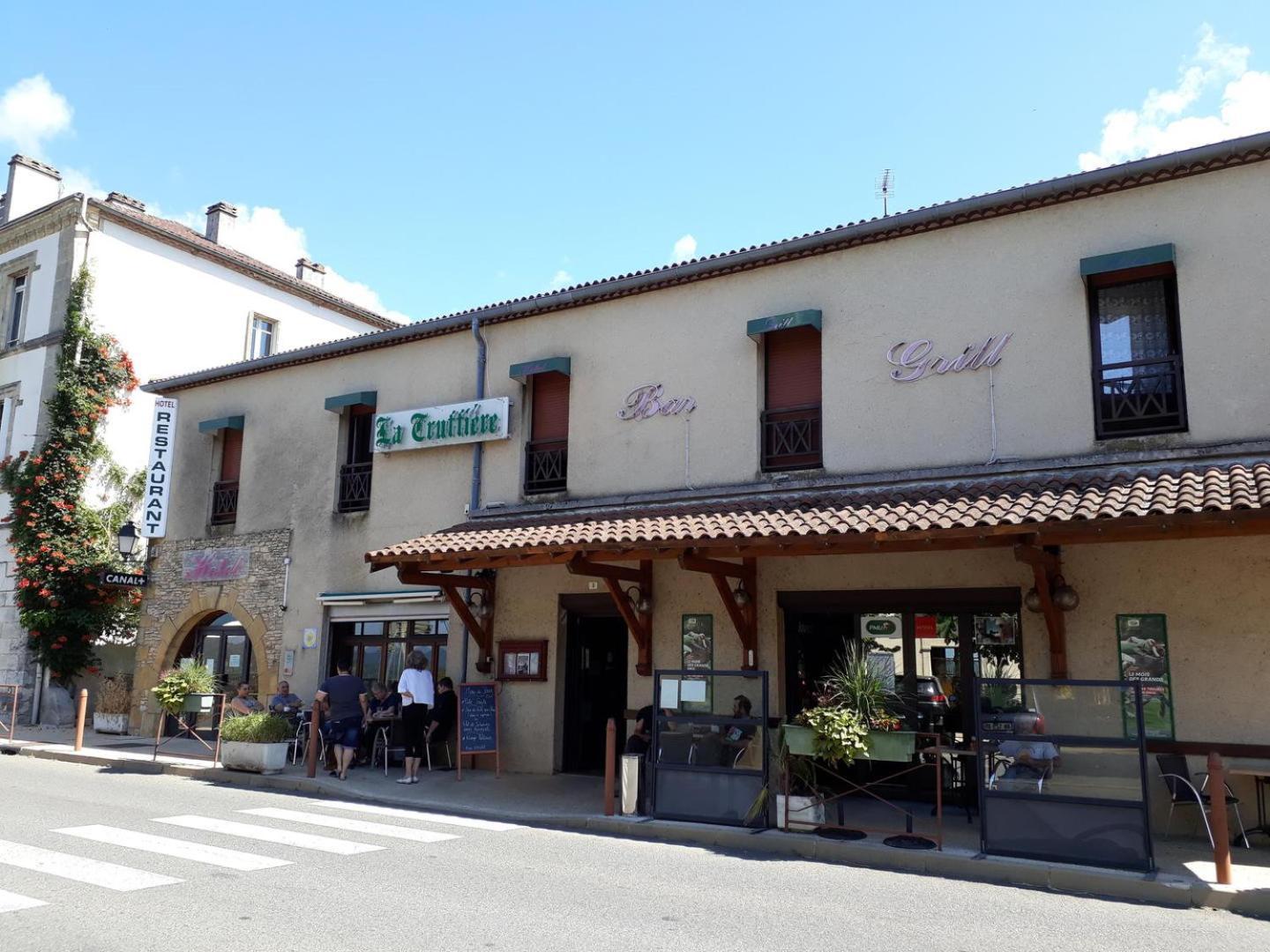 拉特露菲尔酒店 Puy-lʼÉvêque 外观 照片